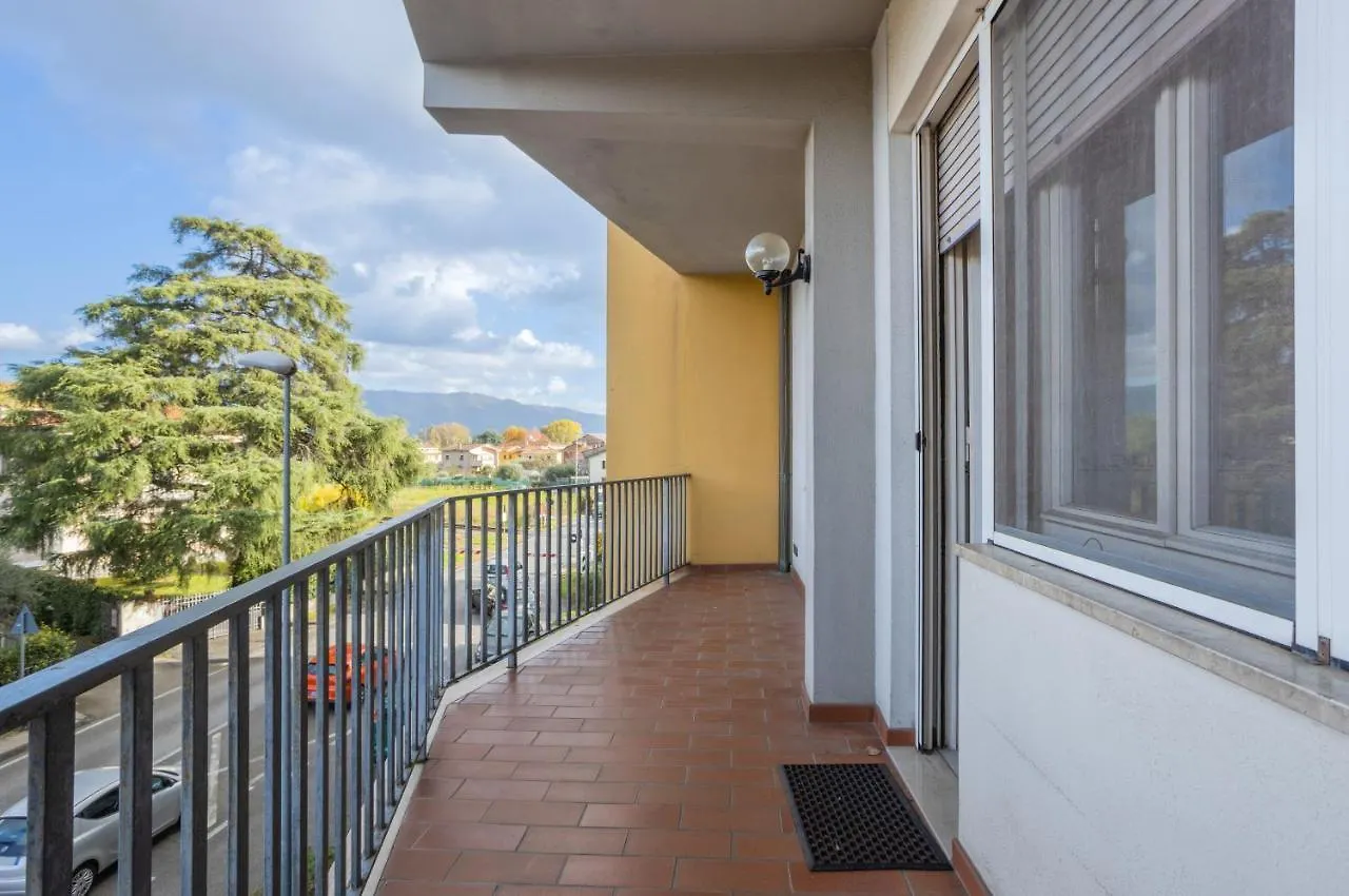 Lucca Roomy Apartment With Balcony And Parking! Italy