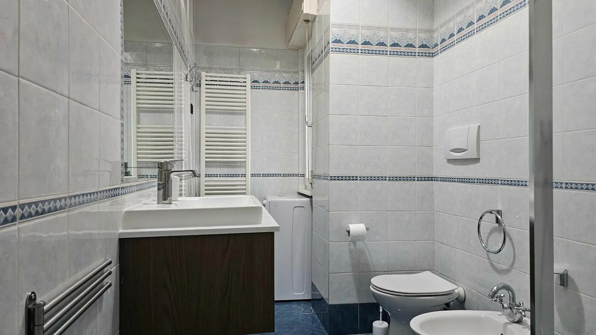 Lucca Roomy Apartment With Balcony And Parking!