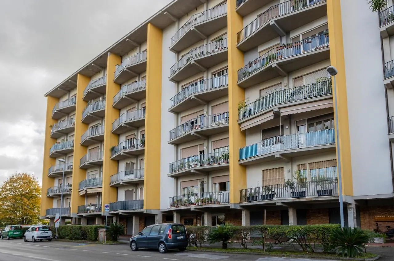 Lucca Roomy Apartment With Balcony And Parking!